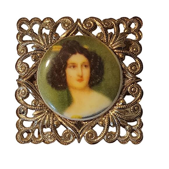Vintage West Germany Cameo Brooch Gold Tone Filigree Petite Square Frame - Picture 1 of 5